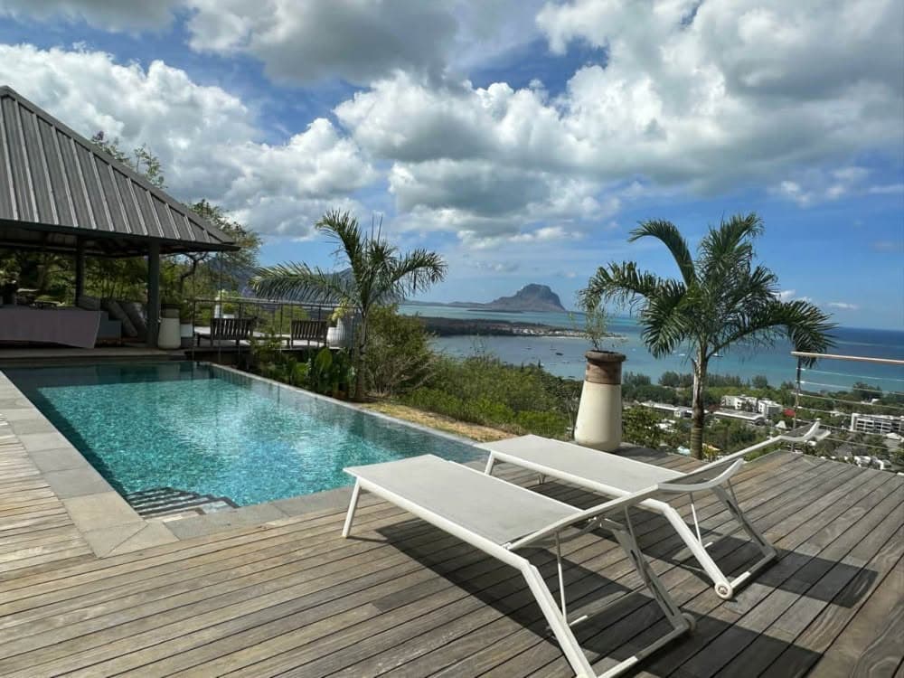 Luxury 5-Bedroom All En-Suite Villa with Lagoon Views – Black River — image 1