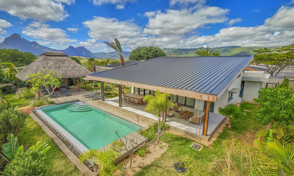 Luxury 5-Bedroom with Private Pool in Tamarin — image 1