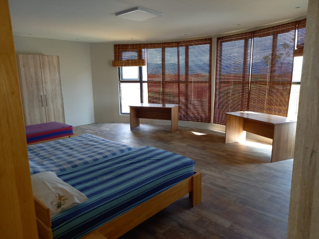 Modern 5 bedrooms house for sale — image 1