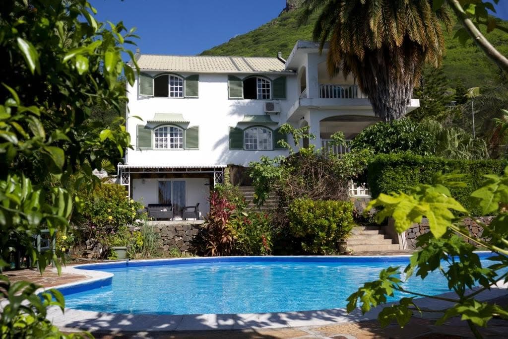 Estate Villa with Airbnb Guest Suites, Squash Courts & Sea Views - For sale - Tamarin — image 1