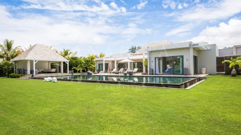 Exclusive 4-Bedroom Villa with Breathtaking Golf Views — image 1