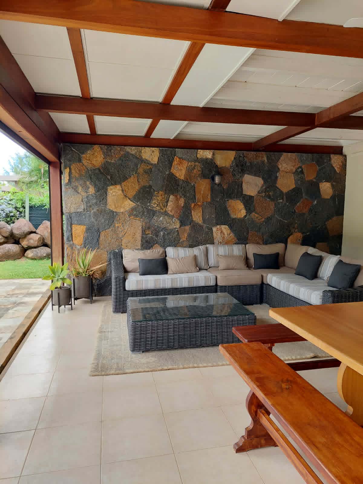 Stunning family home in Black river. — image 1